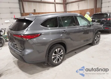 2021 Toyota Highlander Xle z USA, uszkodzony, nr VIN 5TDGZRBH2MS155390